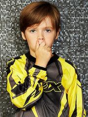 chłopiec zakrywa usta smutny